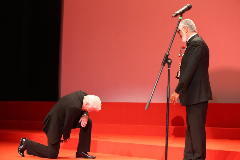 Richard Gere po udílení cen poklekl před ředitelem festivalu Jiřím Bartoškou.