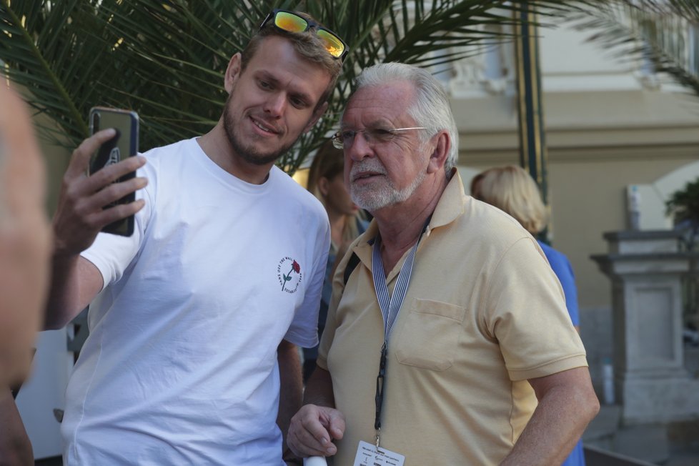 Jaromír Hanzlík přijel do Varů kolem poledne a neodmítal žádosti o společné foto.