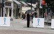 Jediné, co na rozpálené ulici na horko zabíralo, byl stín. A ten festivalová ochranka vyřešila ve stylu japonských turistů, kteří se před sluncem chrání deštníky.