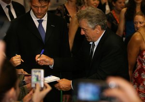 Robert De Niro předvedl vstřícnost k fanouškům, podpisy rozdával kudy kráčel.