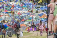 Na festivalu v Glastonbury to žije: Potkáte lidi v kravích kostýmech, naháče nebo potetované rockery