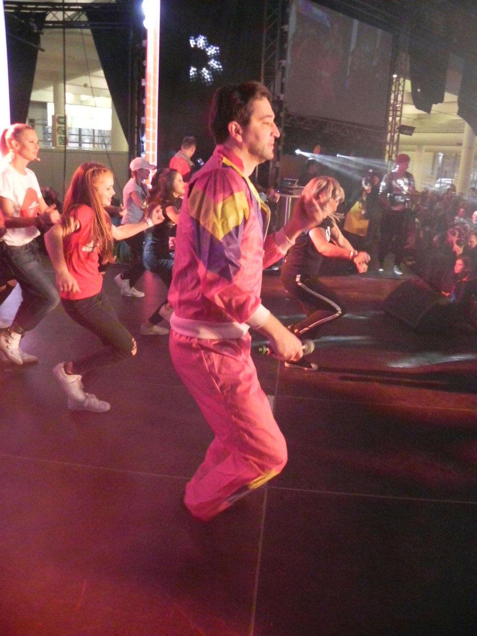 Ondřej Sokol si nácvik choreografie rekordního tance v hale pavilonu C vyloženě užíval.