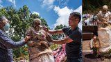 Bizarní festival mumií: Indonéský kmen každé tři roky vykope mrtvé a fotí se s nimi