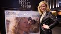 Aňa Geislerová před londýnským kinem Regent Street Cinema. Britská premiéra filmu Karavan Aňa Geislerová před londýnským kinem Regent Street Cinema. Britská premiéra filmu Karavan