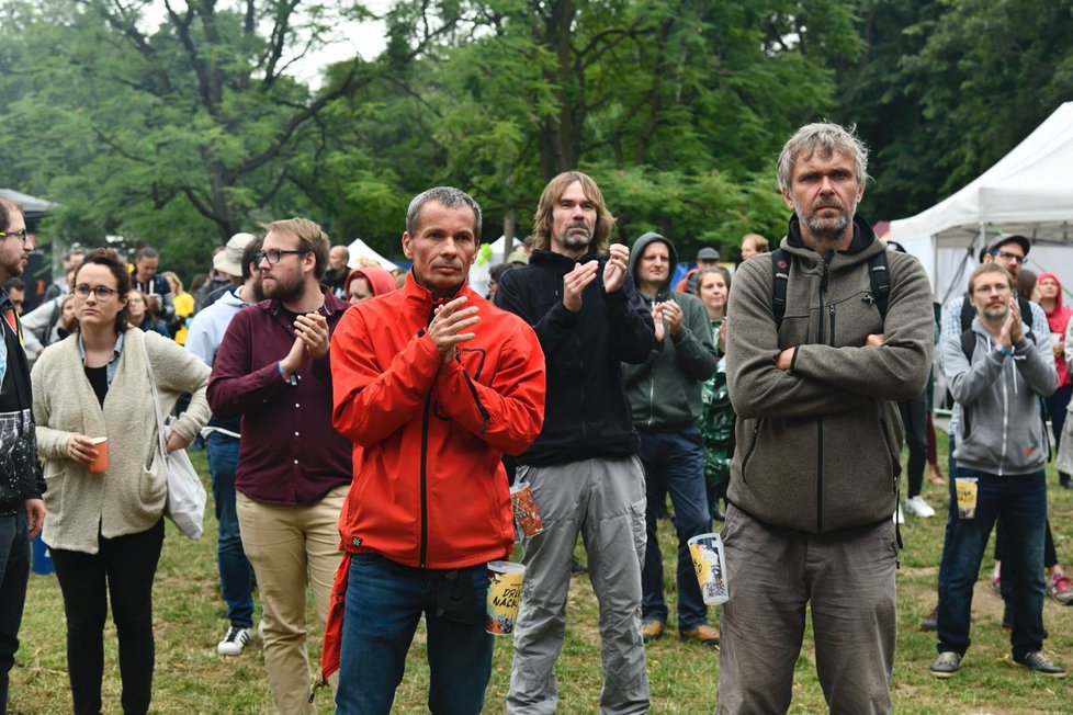 Fanoušky neodradilo ani špatné počasí.