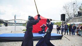 Dračí lodě a asijské bojové umění oživily náplavku. Déšť Pražany neodradil