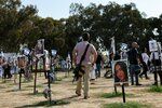 Památka obětem masakru na hudebním festivalu v Izraeli u hranic s Pásmem Gazy (prosinec 2023)
