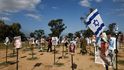 Památka obětem masakru na hudebním festivalu v Izraeli u hranic s Pásmem Gazy (prosinec 2023)