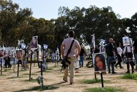 Hněv 40 lidí: Přeživší masakru na festivalu žalují izraelskou armádu i tajné služby