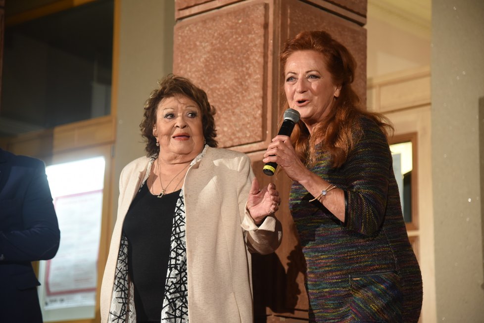 Simona Stašová se svou matkou Jiřinou Bohdalovu na Dětském filmovém a televizním festivalu Oty Hofmana.