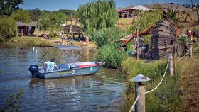Na maďarském hudebním festivalu Ozora zemřeli dva lidé. Pořadatelé ho předčasně ukončí.