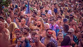 Na maďarském hudebním festivalu Ozora zemřeli dva lidé. Pořadatelé ho předčasně ukončí.