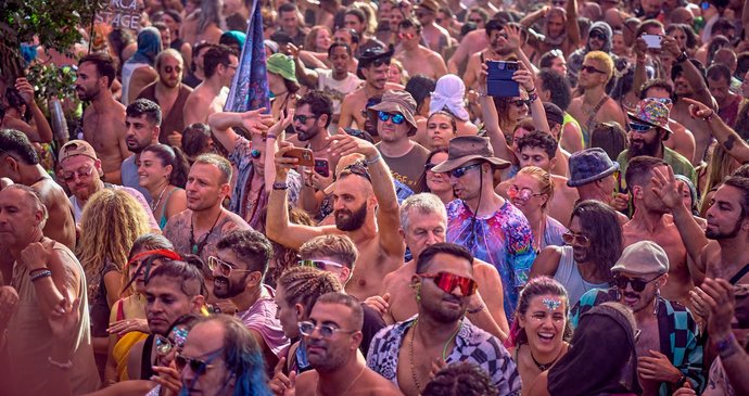 Na maďarském hudebním festivalu Ozora zemřeli dva lidé. Pořadatelé ho předčasně ukončí.