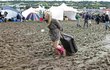 Festival už otevřel své brány, Glastonbury opět přetéká bahnem.