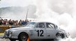 Domácí závodník Grant Williams se řítil do zatáčky v mírném driftu, když zničehonic jeho stříbrnému Jaguaru Mark 1 z roku 1959 upadlo levé zadní kolo