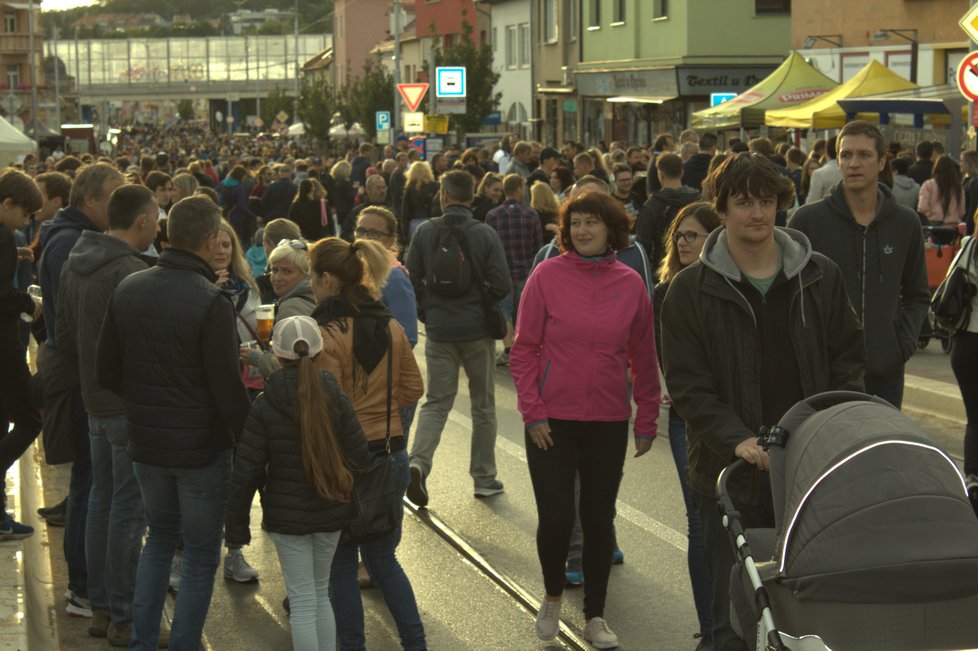 Tisíce lidí šlo v pátek a v sobotu na Minskou ulici.