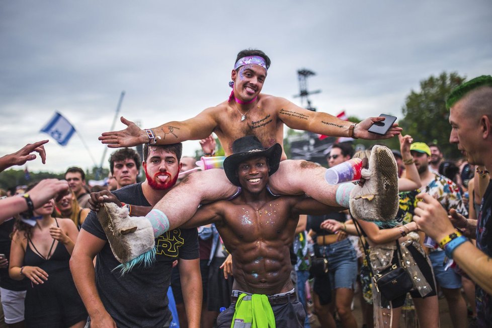 Sedmadvacátý ročník festivalu Sziget v Budapešti byl opět plný svobody, zábavy, dobré nálady a nebál se ani překročit hranici konvencí a upozorňovat na palčivé problémy ve společnosti. Navíc stále pracuje na tom, aby byl více ekologický