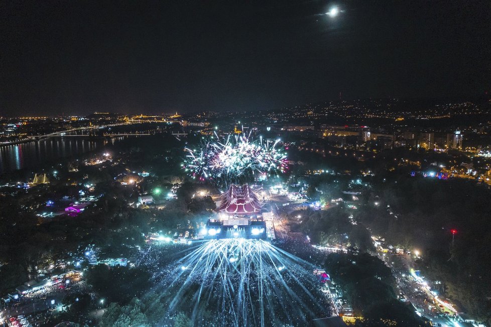 Sedmadvacátý ročník festivalu Sziget v Budapešti byl opět plný svobody, zábavy, dobré nálady a nebál se ani překročit hranici konvencí a upozorňovat na palčivé problémy ve společnosti. Navíc stále pracuje na tom, aby byl více ekologický