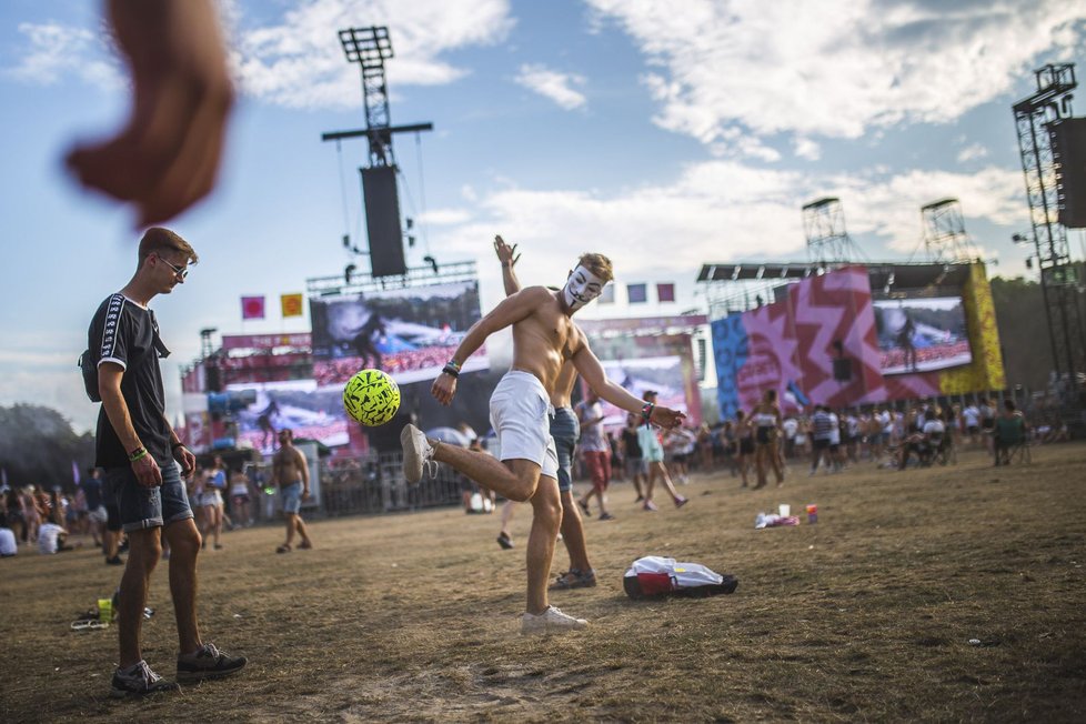 Sedmadvacátý ročník festivalu Sziget v Budapešti byl opět plný svobody, zábavy, dobré nálady a nebál se ani překročit hranici konvencí a upozorňovat na palčivé problémy ve společnosti. Navíc stále pracuje na tom, aby byl více ekologický