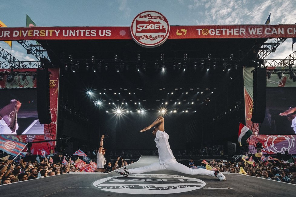 Sedmadvacátý ročník festivalu Sziget v Budapešti byl opět plný svobody, zábavy, dobré nálady a nebál se ani překročit hranici konvencí a upozorňovat na palčivé problémy ve společnosti. Navíc stále pracuje na tom, aby byl více ekologický