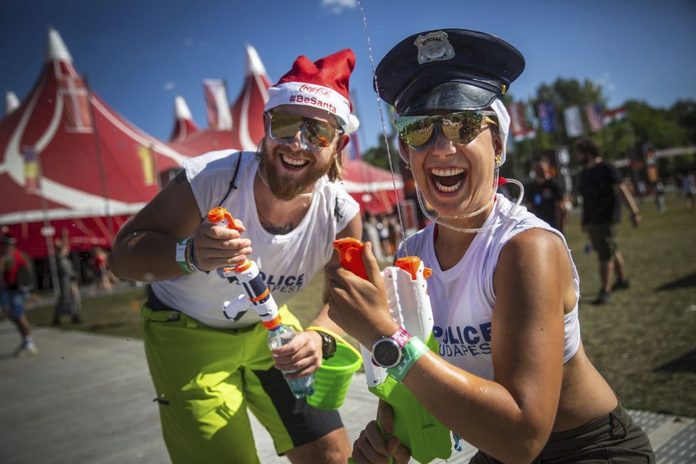 Sedmadvacátý ročník festivalu Sziget v Budapešti byl opět plný svobody, zábavy, dobré nálady a nebál se ani překročit hranici konvencí a upozorňovat na palčivé problémy ve společnosti. Navíc stále pracuje na tom, aby byl více ekologický