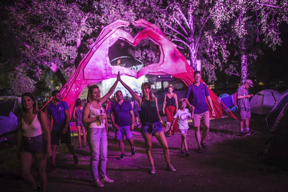 Sedmadvacátý ročník festivalu Sziget v Budapešti byl opět plný svobody, zábavy, dobré nálady a nebál se ani překročit hranici konvencí a upozorňovat na palčivé problémy ve společnosti. Navíc stále pracuje na tom, aby byl více ekologický