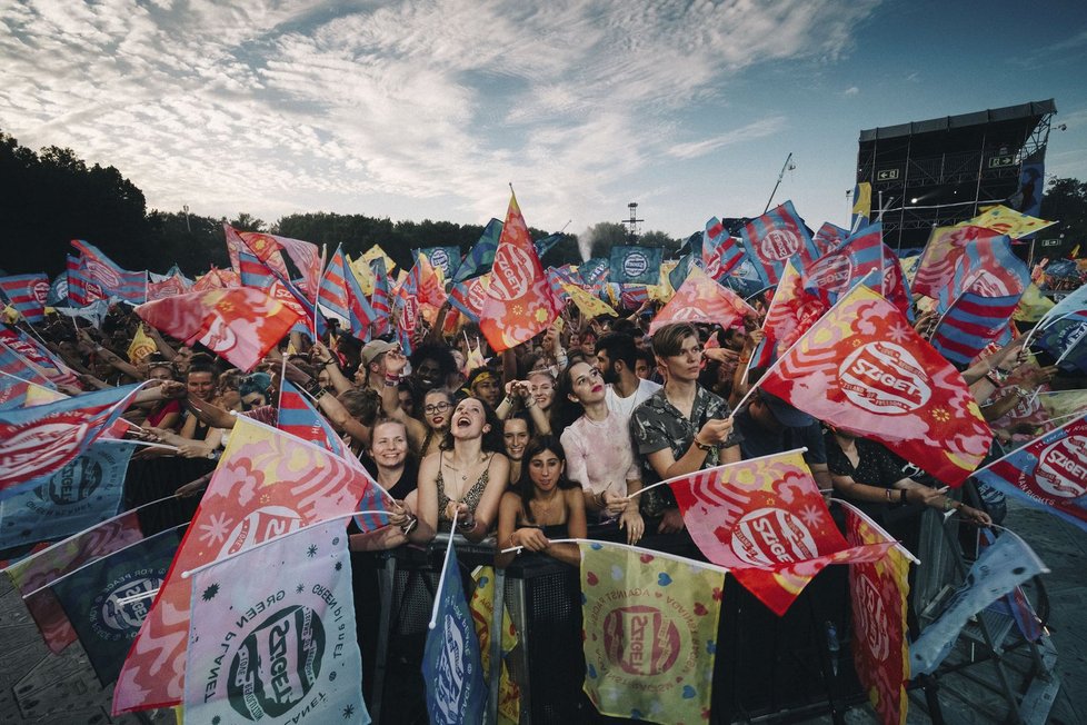 Sedmadvacátý ročník festivalu Sziget v Budapešti byl opět plný svobody, zábavy, dobré nálady a nebál se ani překročit hranici konvencí a upozorňovat na palčivé problémy ve společnosti. Navíc stále pracuje na tom, aby byl více ekologický