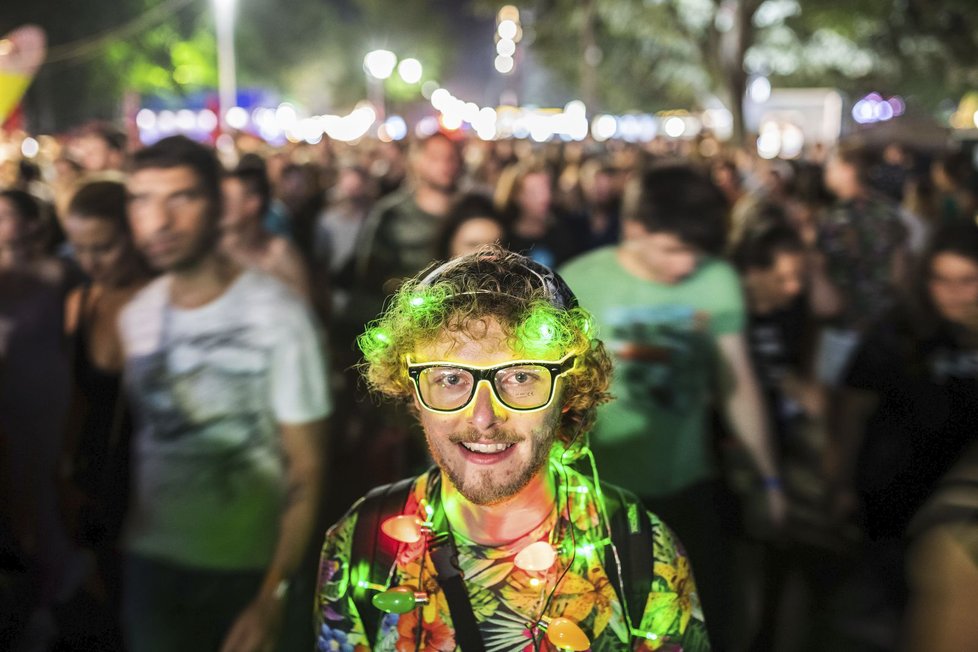 Sedmadvacátý ročník festivalu Sziget v Budapešti byl opět plný svobody, zábavy, dobré nálady a nebál se ani překročit hranici konvencí a upozorňovat na palčivé problémy ve společnosti. Navíc stále pracuje na tom, aby byl více ekologický