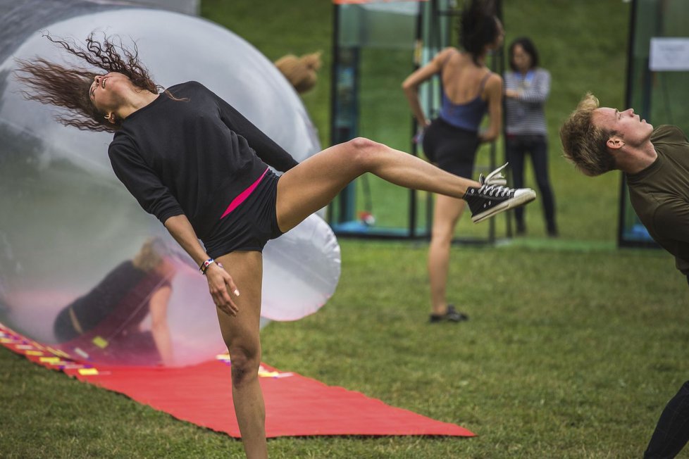 Sedmadvacátý ročník festivalu Sziget v Budapešti byl opět plný svobody, zábavy, dobré nálady a nebál se ani překročit hranici konvencí a upozorňovat na palčivé problémy ve společnosti. Navíc stále pracuje na tom, aby byl více ekologický