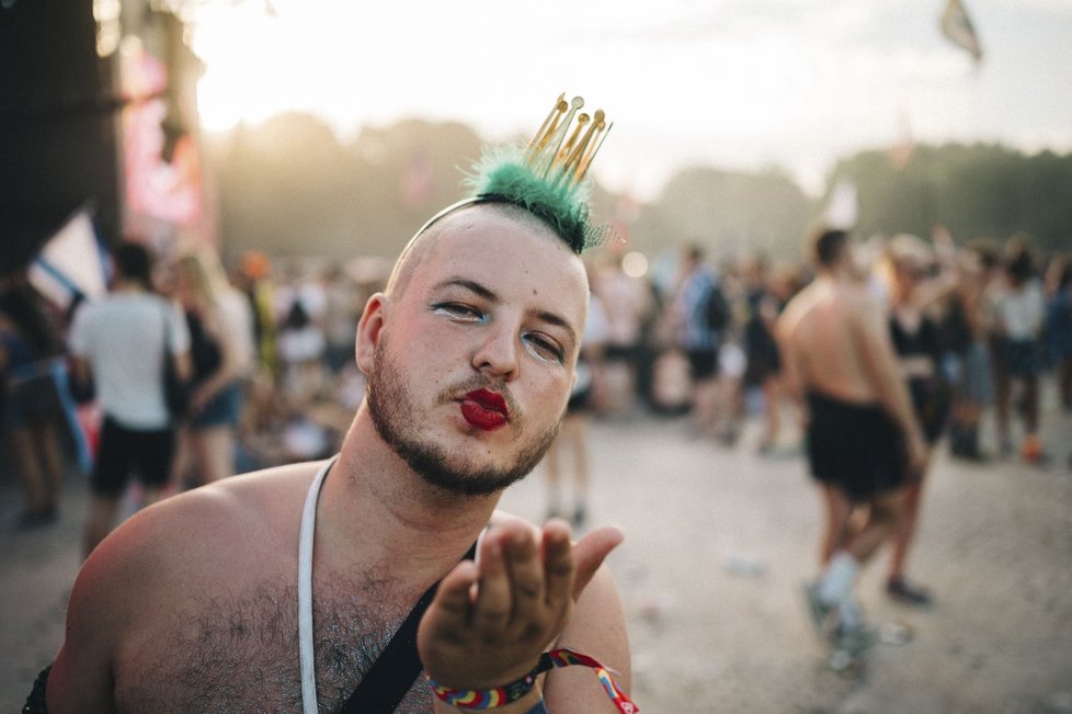 Sedmadvacátý ročník festivalu Sziget v Budapešti byl opět plný svobody, zábavy, dobré nálady a nebál se ani překročit hranici konvencí a upozorňovat na palčivé problémy ve společnosti. Navíc stále pracuje na tom, aby byl více ekologický