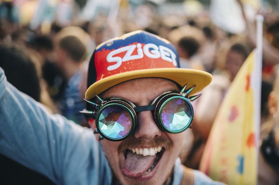 Sedmadvacátý ročník festivalu Sziget v Budapešti byl opět plný svobody, zábavy, dobré nálady a nebál se ani překročit hranici konvencí a upozorňovat na palčivé problémy ve společnosti. Navíc stále pracuje na tom, aby byl více ekologický