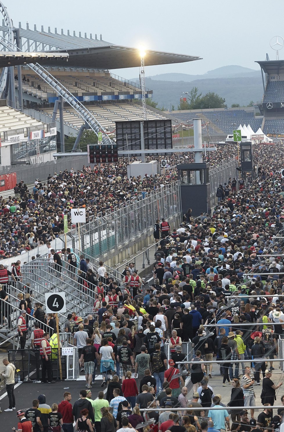 Rockový festival Rock am Ring musel být přerušen kvůli teroristické hrozbě.