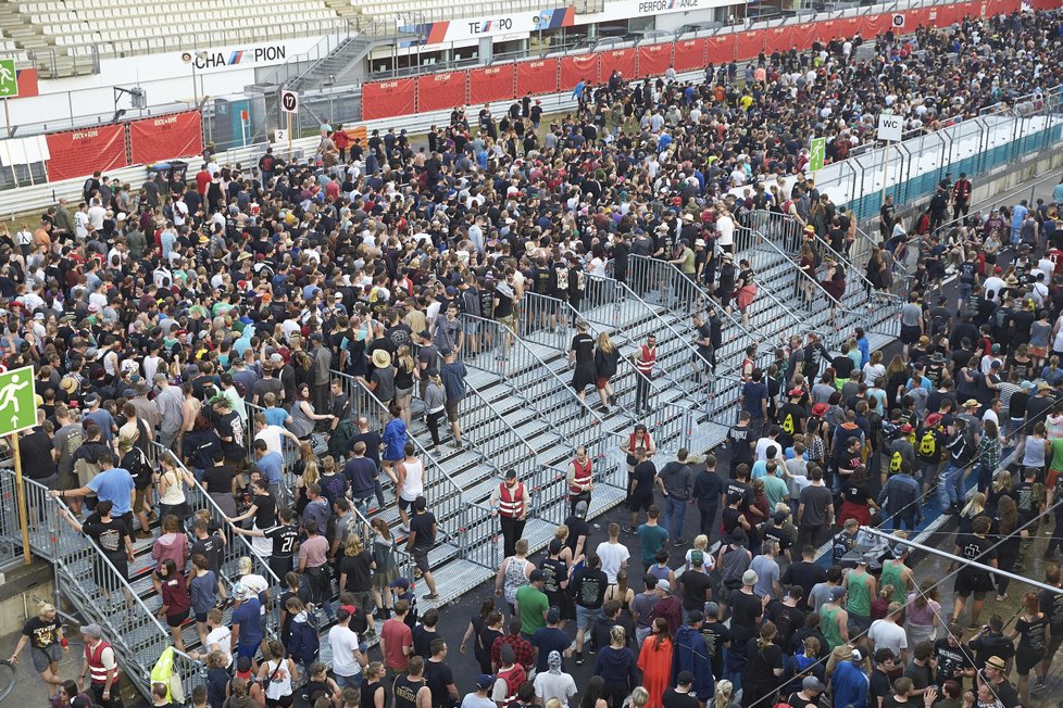 Rocký festival Rock am Ring musel být přerušen kvůli teroristické hrozbě.