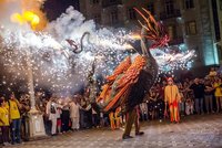 Festival v ulicích: Ohniví Španělé předvedou lidské pyramidy i draky