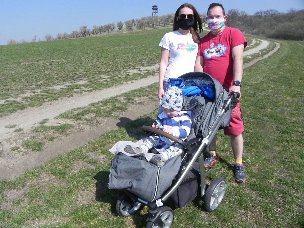 Manželé Jakub a Eva s ročním synem Jakubem to měli do sadu jen co kamenem dohodí. Bydlí totiž v Hustopečích.