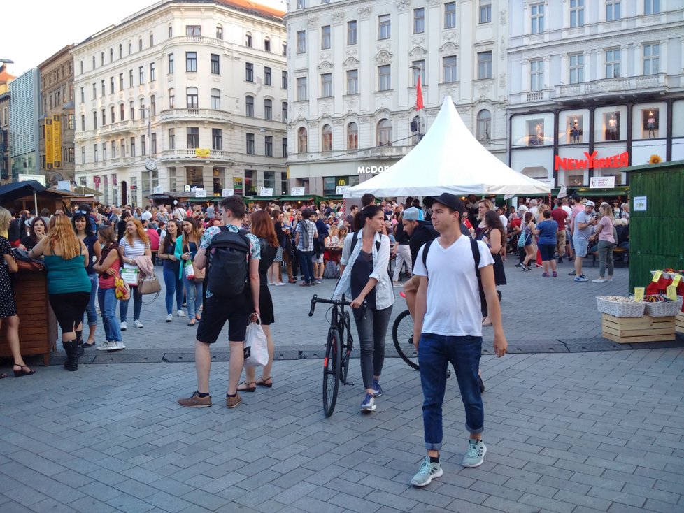 Na náměstí Svobody v Brně se koná třetí ročník degustace a prodeje vína - Vinománie.