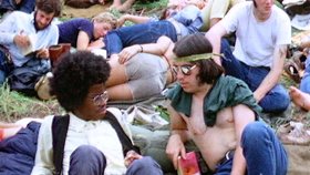 Dva hippies na festivalu Woodstock