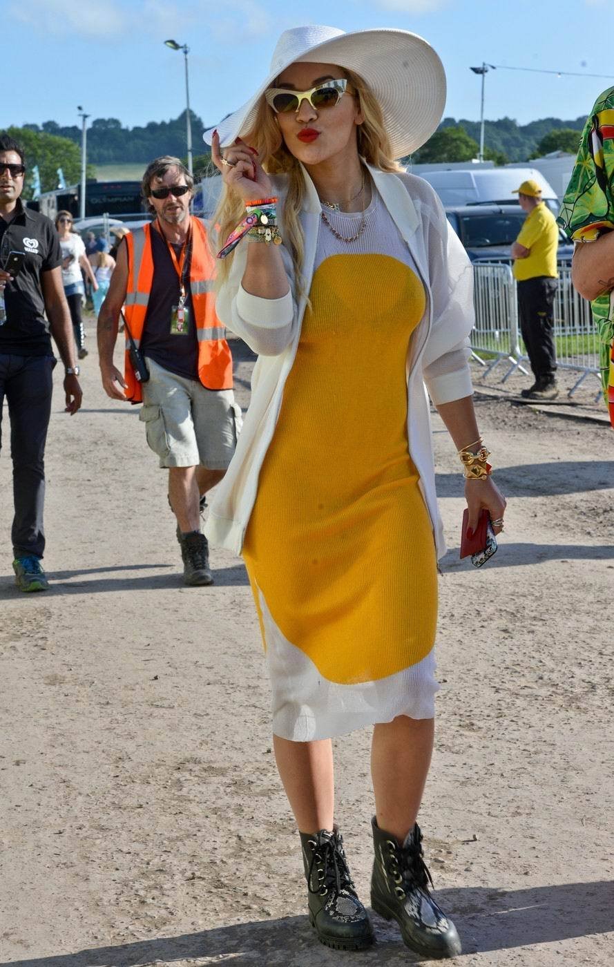 Zpěvačka Rita Ora pojala festivalovou módu elegantně.