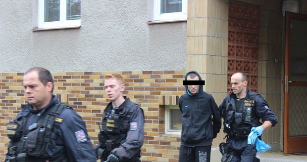 Zdrogovaný mladík z Chomutova ohrožoval rodiče nožem, před policisty se rozplakal. (ilustrační foto)