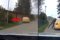 Šílené video: Narkoman vlekl policistu na kapotě! Setřásl ho po 200 metrech