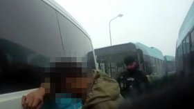 Feťák v rauši se rozhodl v Ostravě uklidit autobus. Řidič musel zavolat policii.