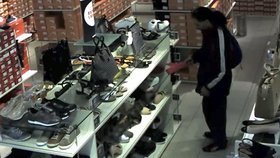 Muž si v obchodě prohlížel různé dámské boty.