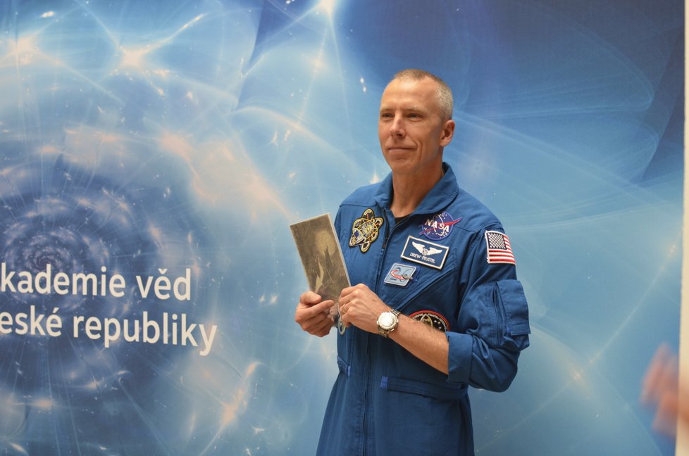 Astronaut Andrew Feustel má českou kulturu rád, do vesmíru vzal kus naší historie už potřetí. Navíc má jeho žena české kořeny - babičku má ze Znojma
