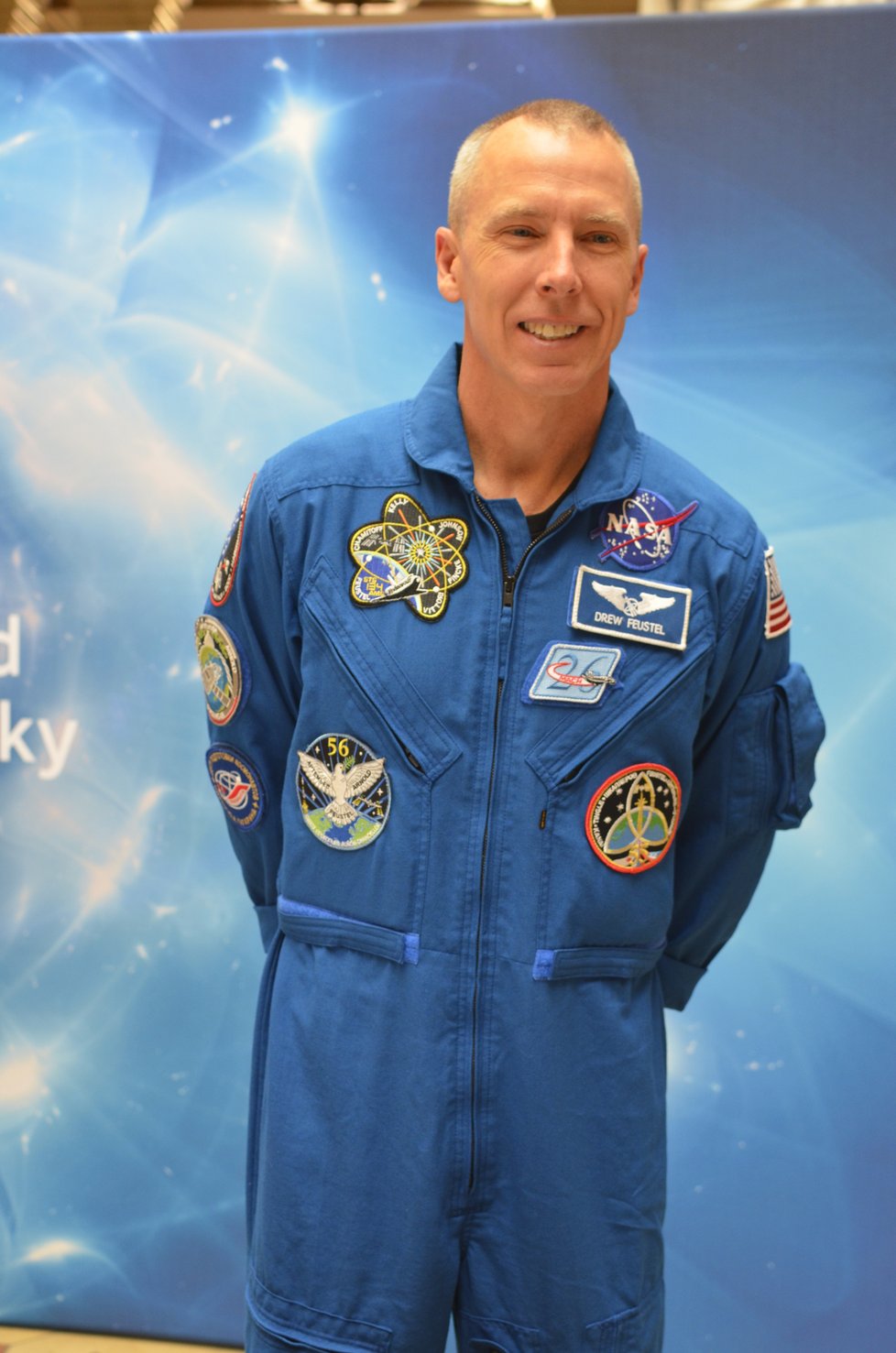 Astronaut Andrew Feustel má českou kulturu rád, do vesmíru vzal kus naší historie už potřetí. Navíc má jeho žena české kořeny - babičku má ze Znojma