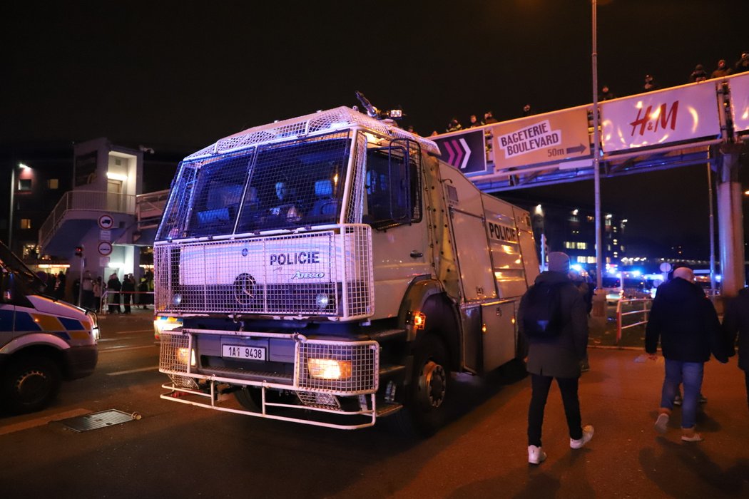 Nizozemští fanoušci při cestě na zápas. Na jejich přesun dohlíží policie.