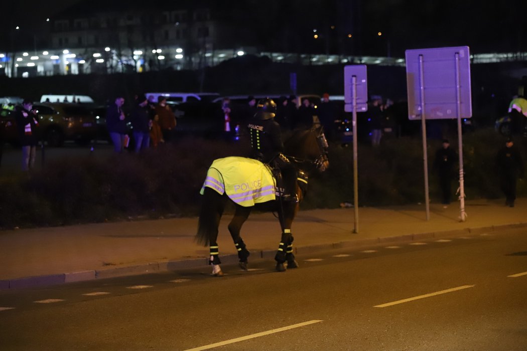 Na přesun fanoušků dohlíží policie.