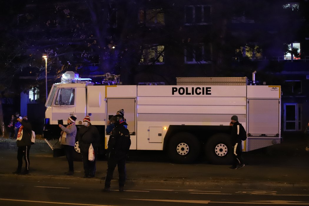 Na přesun fanoušků dohlíží policie.