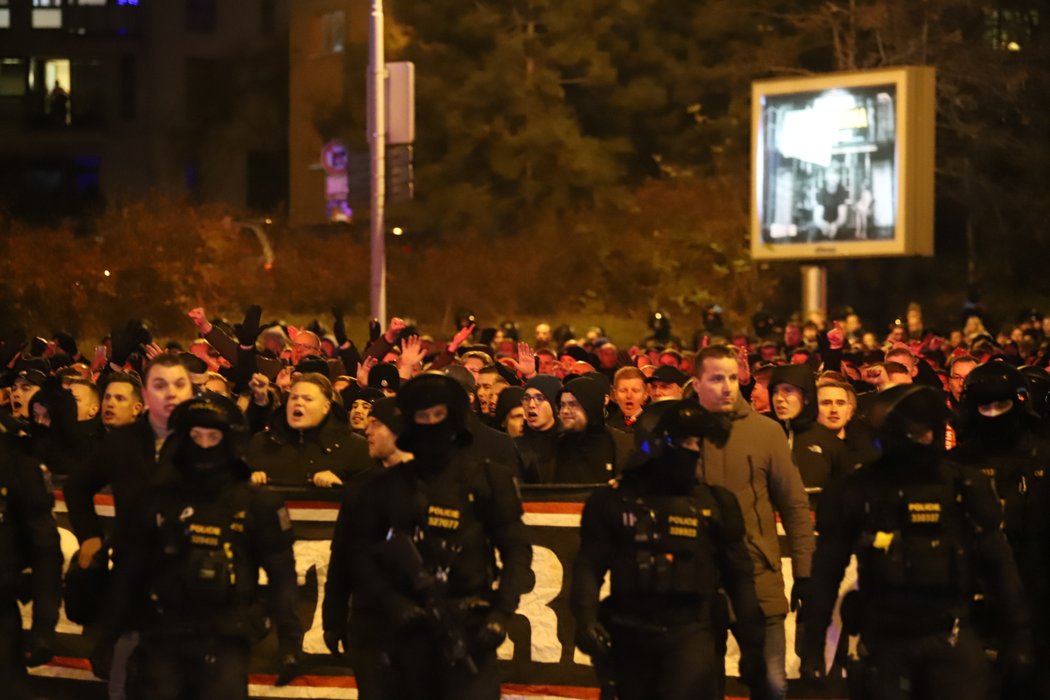 Na přesun fanoušků dohlíží policie.