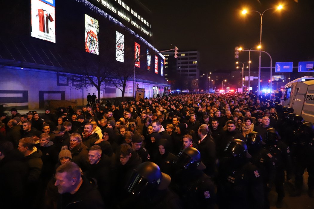 Na přesun fanoušků dohlíží policie.