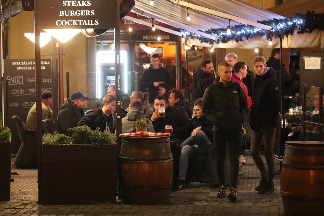 Fanoušci Feyenoordu popíjeli v centru Prahy.